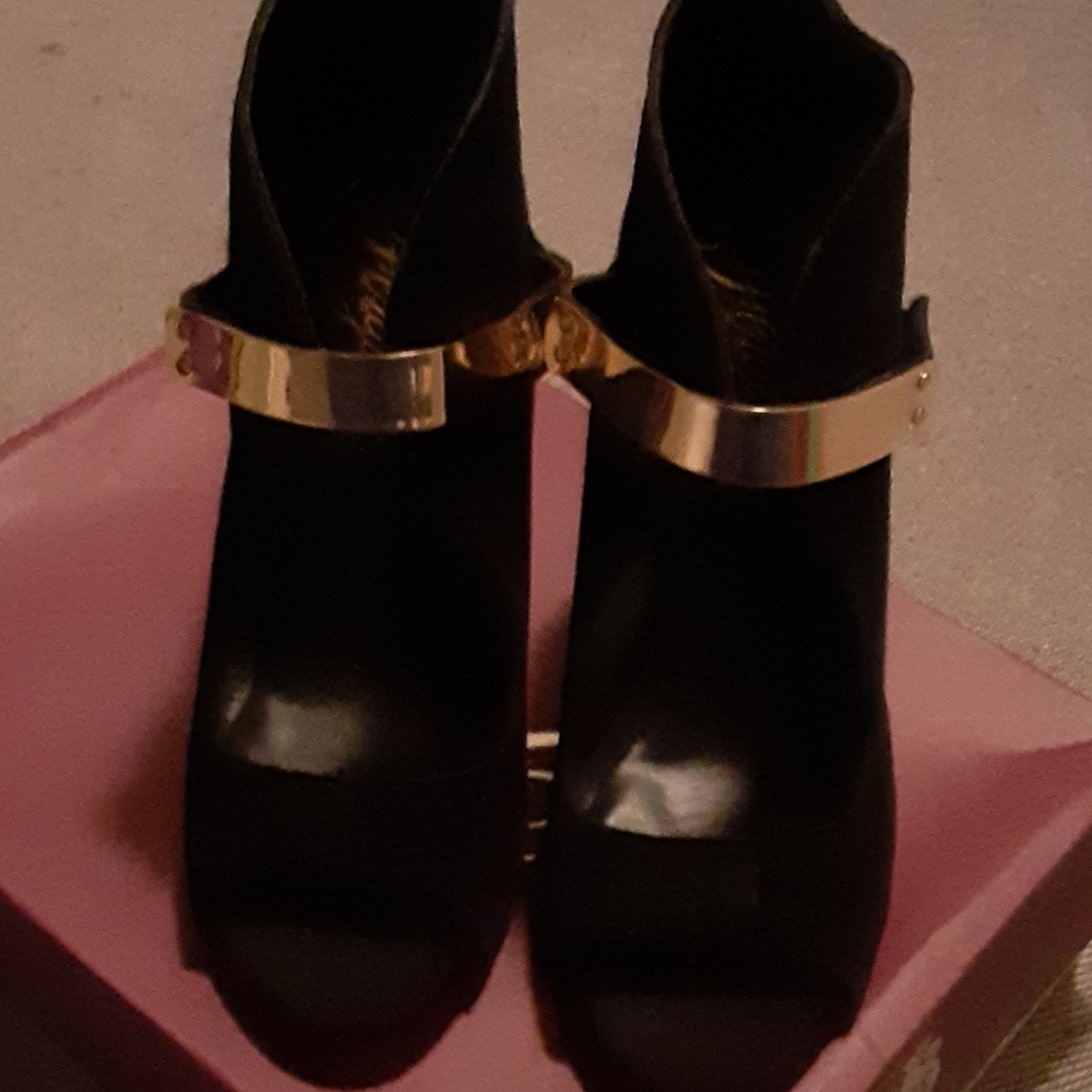 FERGIES Black booties with gold bar across 4 in
